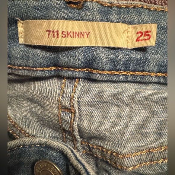 711 distressed skinny Women's Blue Jeans size 25 no stains or wear - Picture 3 of 5